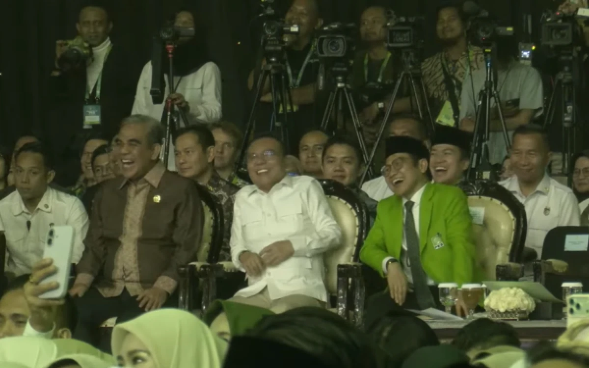 Foto Ketua Umum PKB Muhaimin Iskandar (jas hijau) dan Sufmi Dasco (baju putih) di acara Harlah PKB, 23 Juli 2026. (Foto: Youtube PKB)