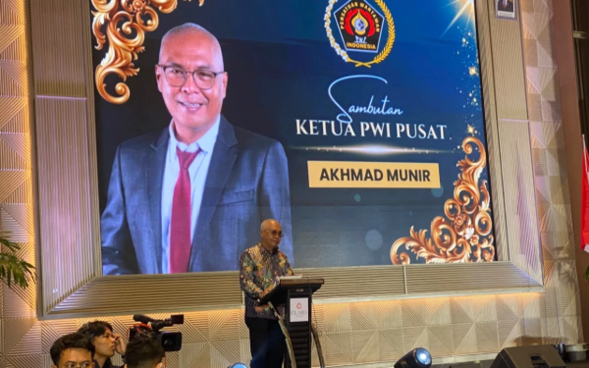 Foto Ketum PWI Pusat, Akhmad Munir melantik jajaran Pengurus PWI Sulsel 2026–2031 di Ballroom Sandeq, Hotel Claro Makassar, Sabtu 17 Oktober 2026. (Foto: PWI Pusat)