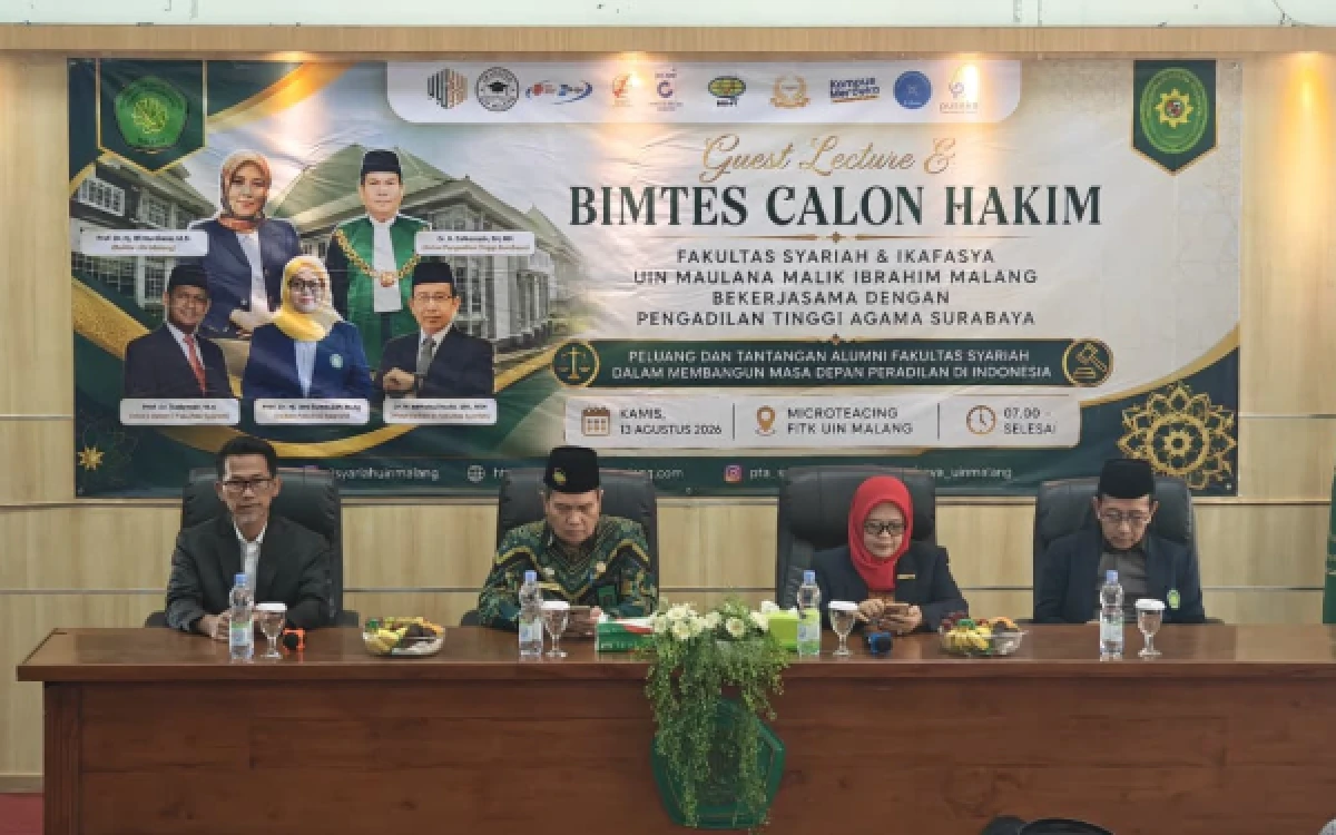 Foto Kepala Pengadilan Agama Surabaya, Dr. H. Zulkarnain, S.H., M.H. (kedua dari kiri), yang mendampingi Kabag Perencanaan dan Kepegawaian Pengadilan Tinggi Agama (PTA) Surabaya sebagai salah satu narasumber dalam Bimtes Cakim Fakultas Syariah.(Foto: Fakultas Syariah UIN Malang)