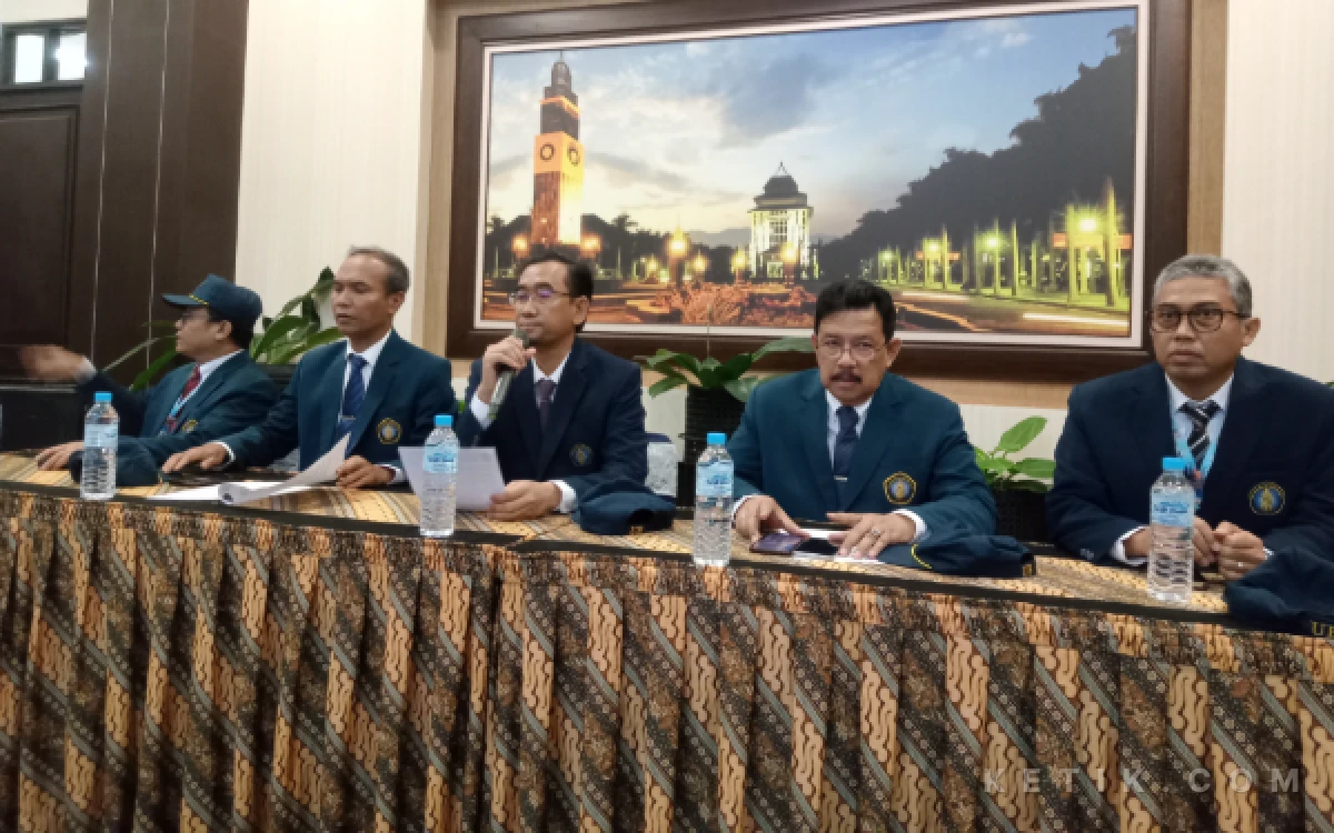 Foto Prof. Widodo menjelaskan lima isu utama PK2MABA RAJA BRAWIJAYA 2026, mulai dari kesehatan mental hingga kecerdasan buatan (AI) dan digitalisasi. (Foto: Aliyah/Ketik.com)