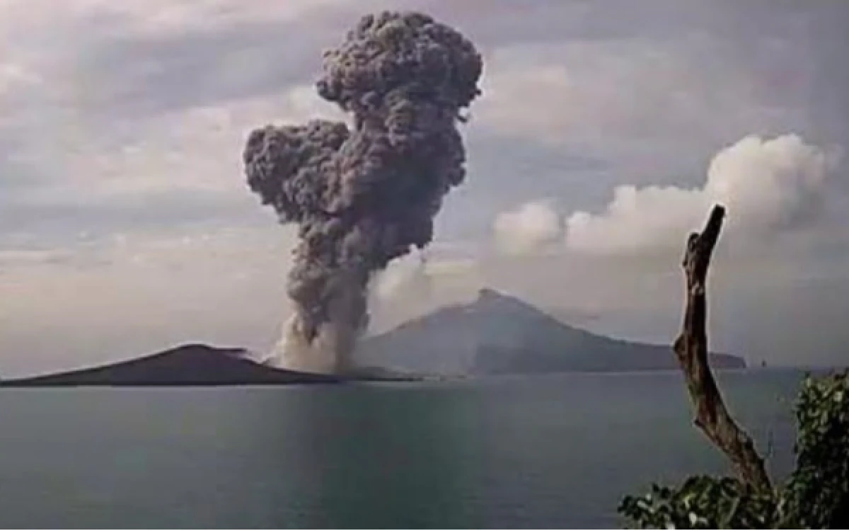 Thumbnail Berita - Gunung Anak Krakatau Kembali Erupsi, Status Masih Waspada