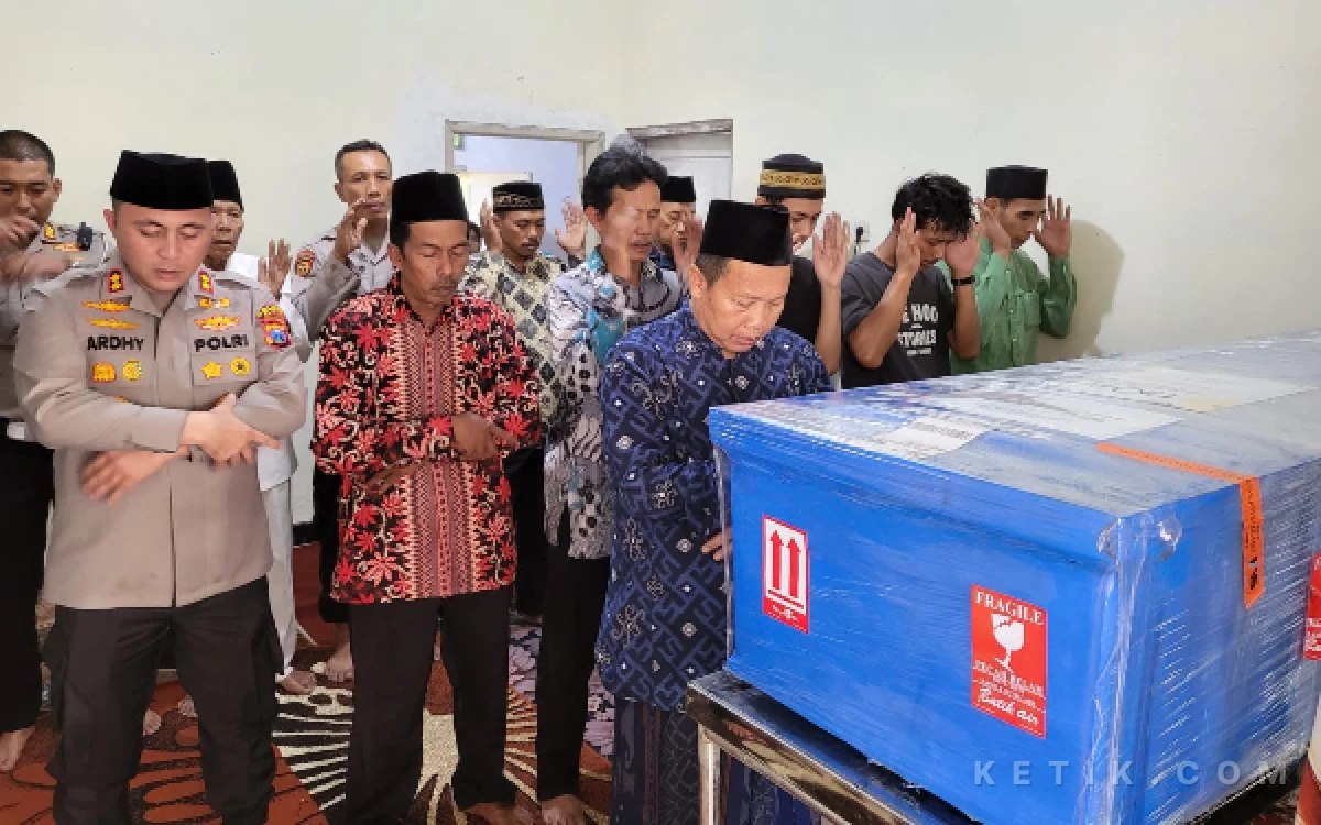 Thumbnail Berita - Kapolres Blitar Datangi Rumah Duka Korban Kapal Virgo Transport, Satu Warga Masih Dicari