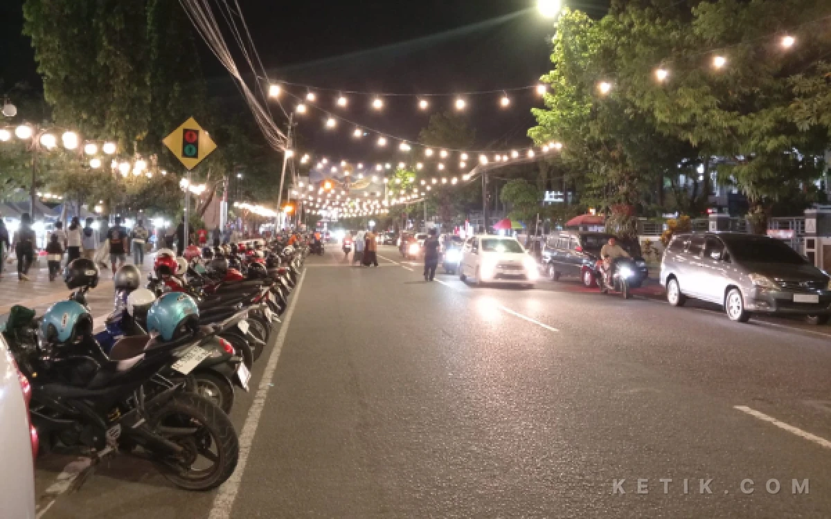 Thumbnail Berita - Usai Penataan PKL Rampung, Parkir Alun-alun Pacitan Masih Semrawut saat Akhir Pekan