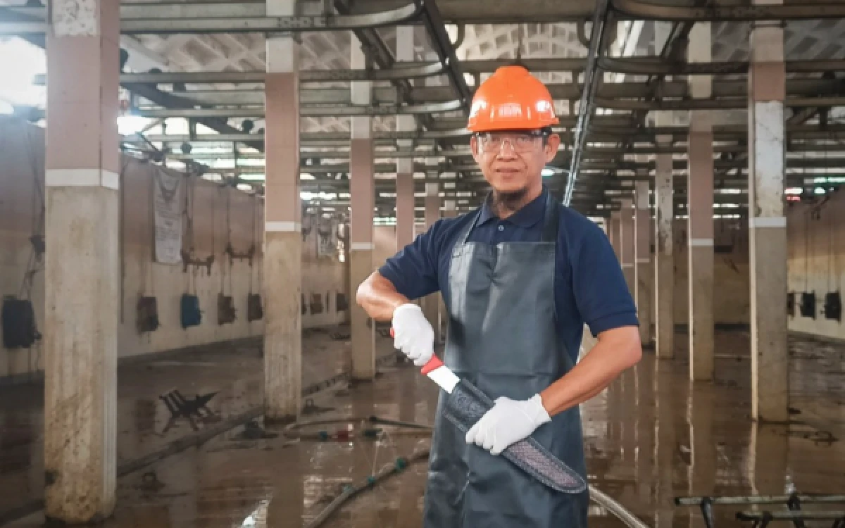 Thumbnail Berita - Menjaga Halal dari Meja Sembelih, Kisah Heru Pras Sang Juleha di RPH Surabaya