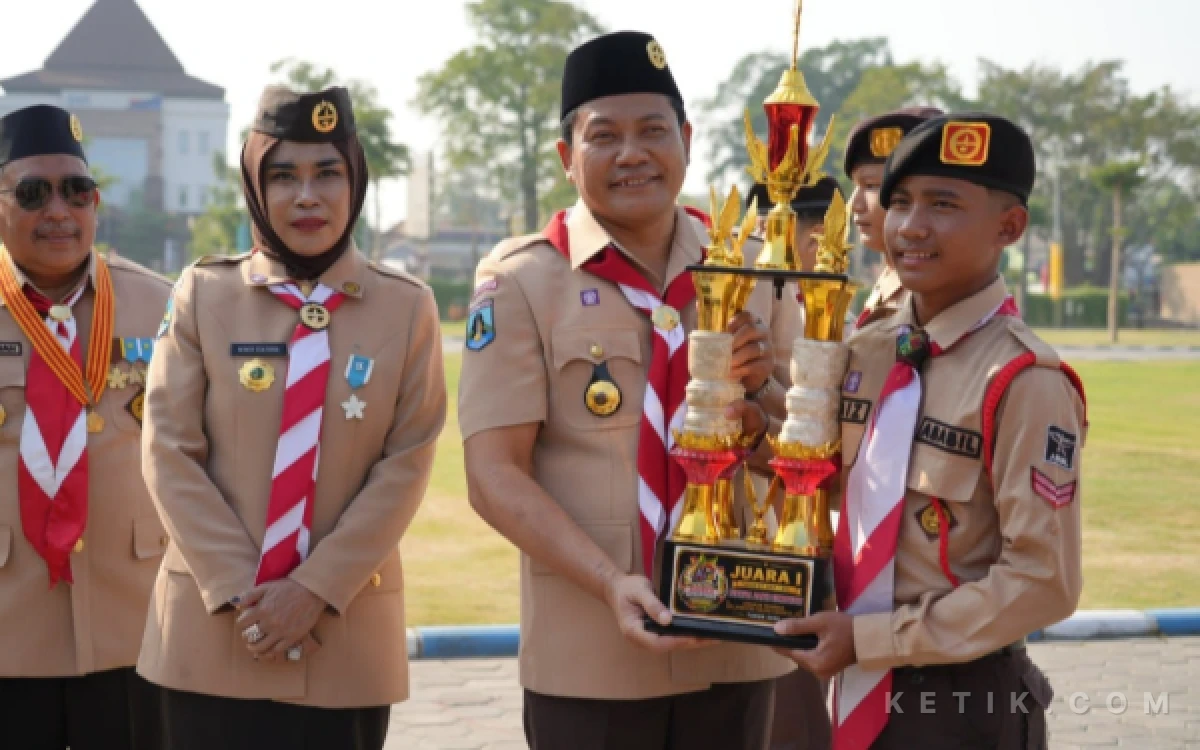 Foto Bupati Subandi didampingi Wabup Mimik Idayana dan Ketua Kwarcab Pramuka Sidoarjo Mustain Baladan menyerahkan penghargaan kepada anggota Pramuka. (Foto: Soni/Kominfo Sidoarjo)
