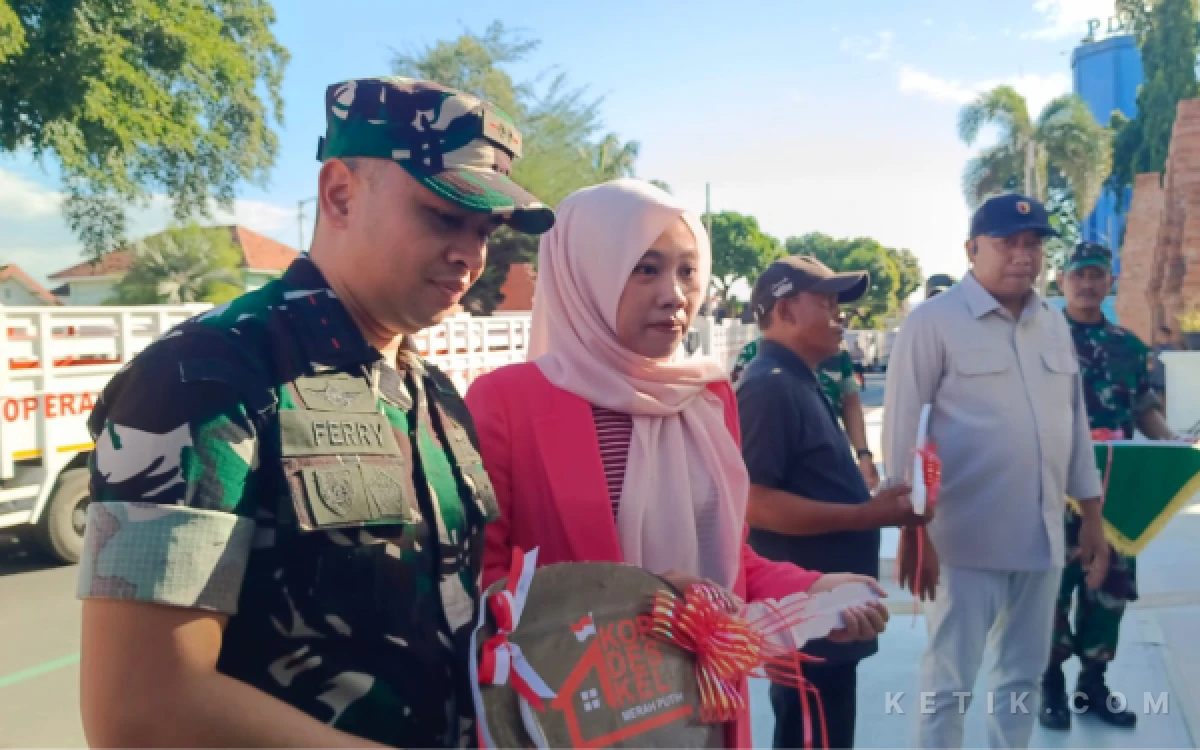 Thumbnail Berita - Dandim dan Bupati Situbondo Serahkan 25 Truk Operasional Kopdeskel Merah Putih