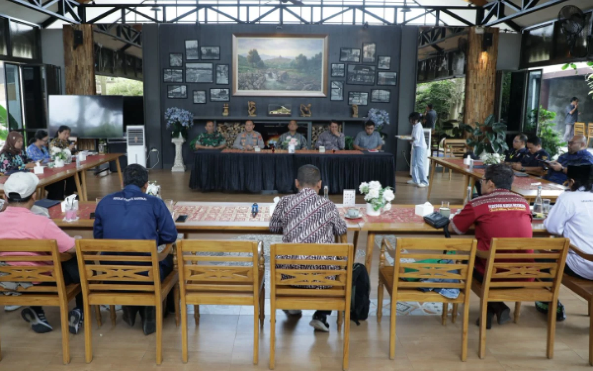 Foto Bupati Sleman Harda Kiswaya bersama jajaran Forkopimda menggelar dialog hangat dengan perwakilan 10 afiliasi serikat pekerja di Myosotic Coffee, Kamis 30 April 2026. (Foto: Prokompim Slmn for Ketik.com)
