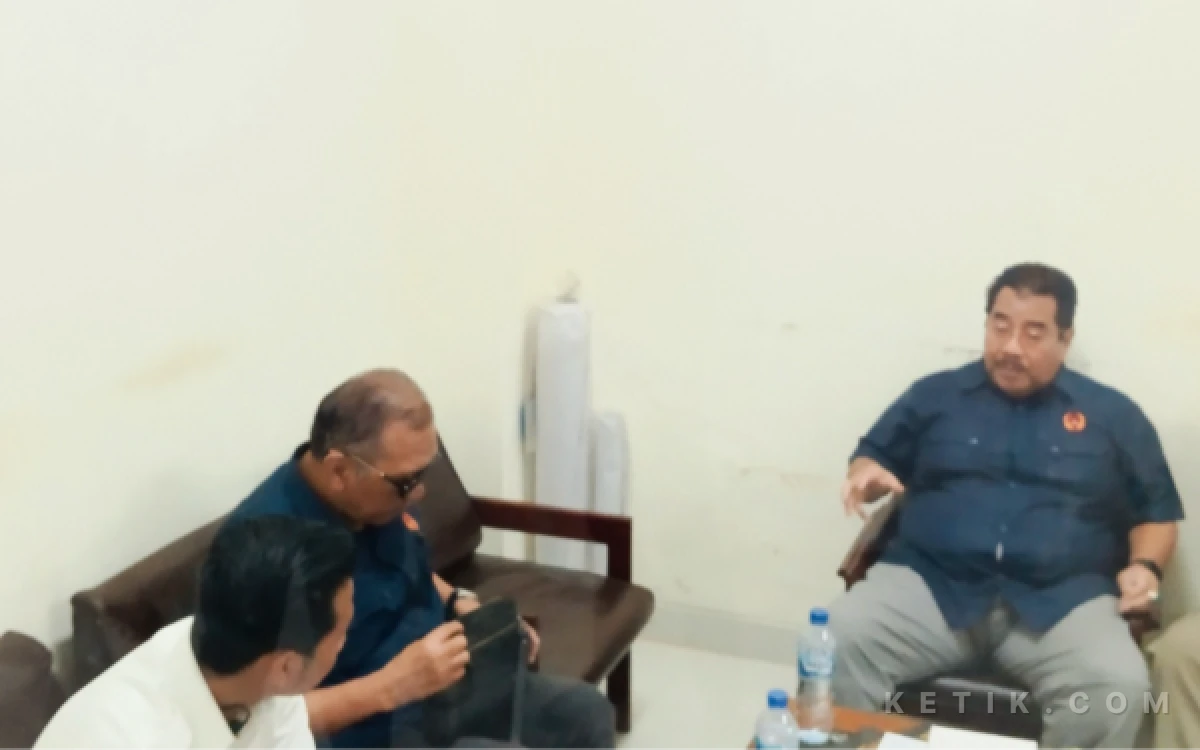Foto Rafi Wibisono bertemu Wakil Ketua KONI Jatim Zainal Arifin dan Sekretaris KONI Jatim Akmal Budianto di salah satu ruang GOR Delta Sidoarjo. (Foto: Fathur Roziq/Ketik.com)