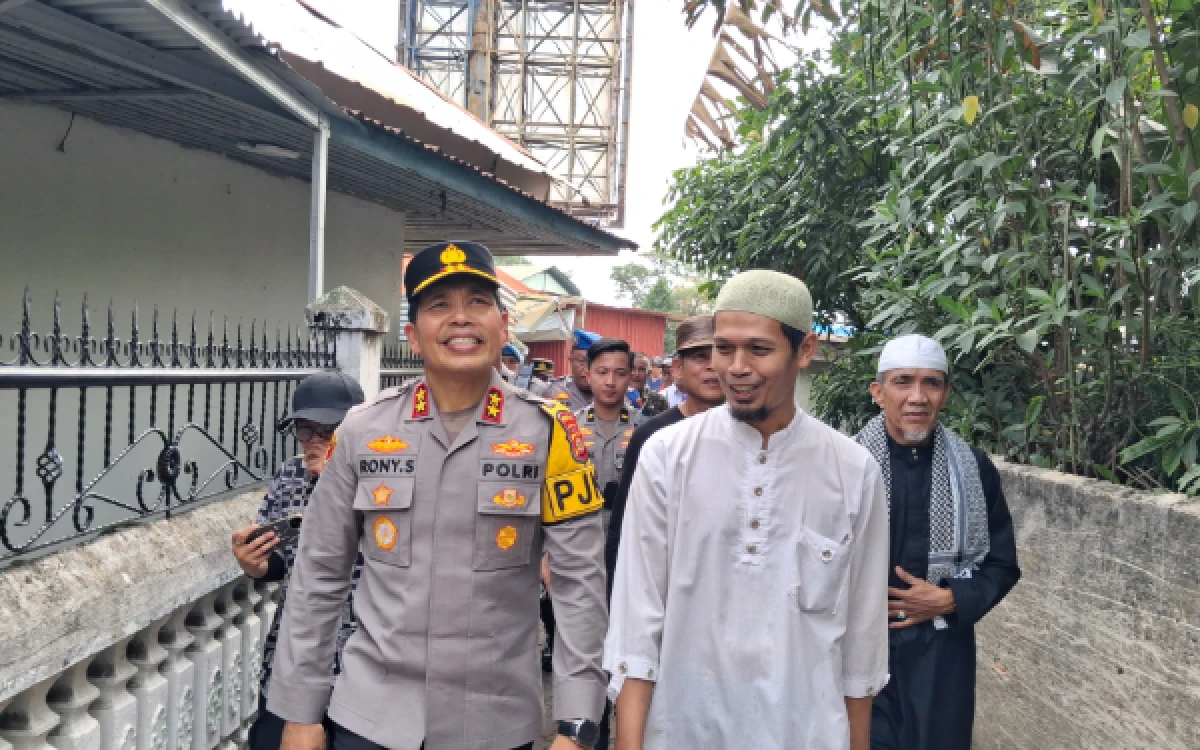 Foto Kapolda Sumsel Irjen Pol Rony Samtana saat mengunjungi rumah warga di Jalan Slamet Riady, Lorong Lawang Kidul, Kec. Ilir Tim. II, Kota Palembang. Jumat 30 Oktober 2026. (Foto : Yola/Ketik.com)