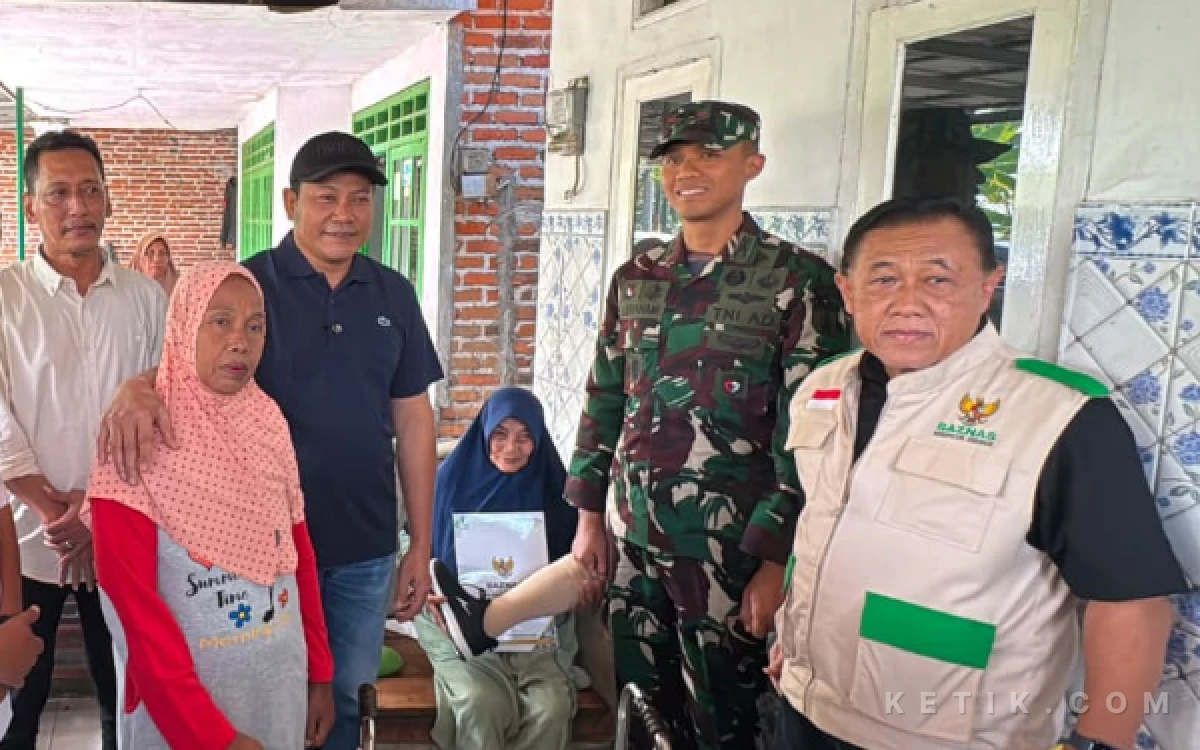 Foto Bupati Subandi menyerahkan alat bantu jalan untuk Darmina, lansia asal Tulangan, Sidoarjo, didampingi Kepala Dinsos Sidoarjo Mharta W. Kusuma,  Dandim Letkol Abraham Prihadi, dan M. Ilmah dari Baznas Sidoarjo. (Foto: Martha/Kominfo Sidoarjo)