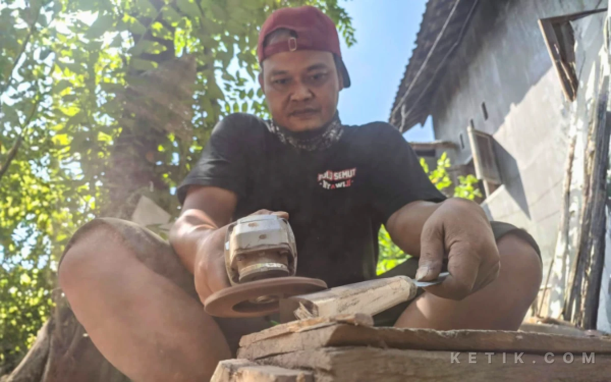 Foto Acir Hernowo, maestro pandai besi asal Pacitan, mengerjakan pesanan pisau di bengkel sederhananya di Desa Sirnoboyo, Kecamatan Pacitan, Kamis, 14 Mei 2026.