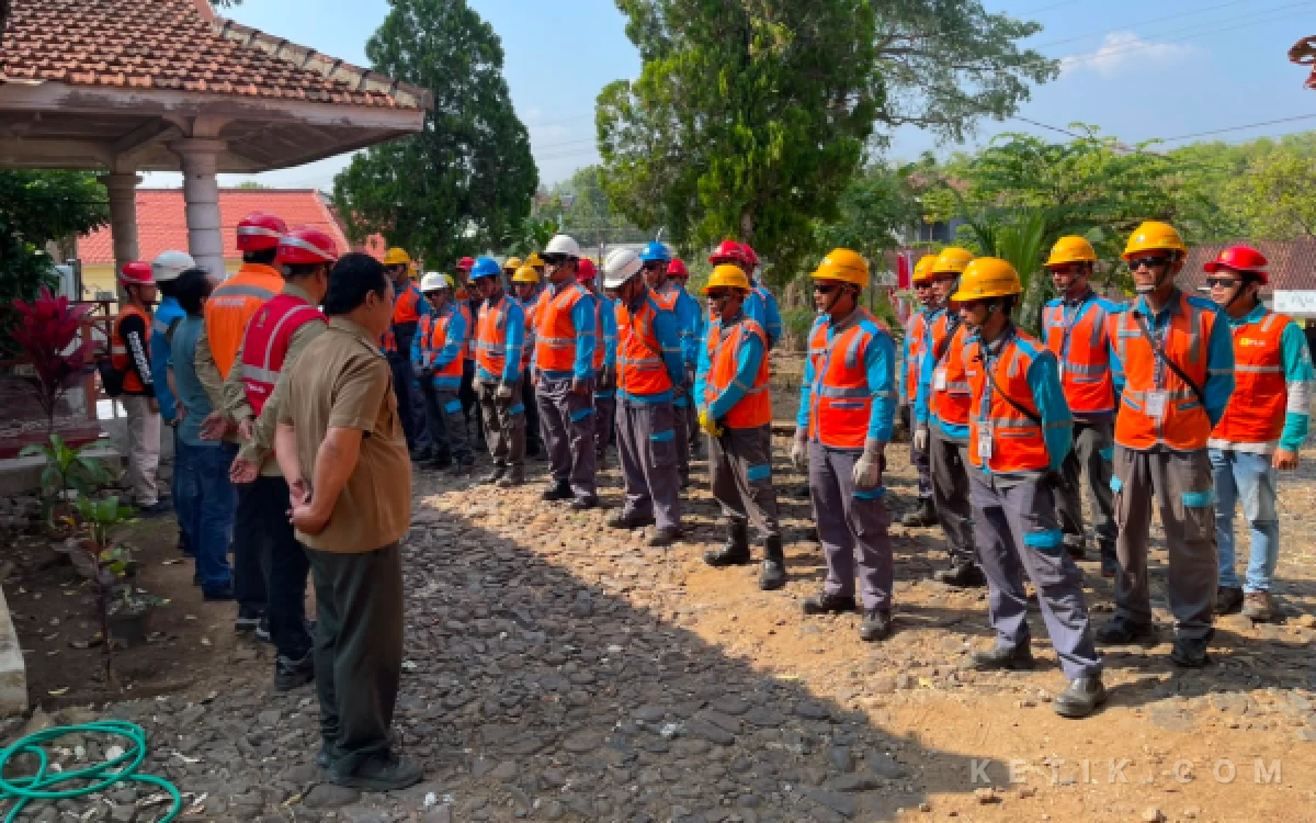 Foto Puluhan personel Tim Yantek PLN UP3 Ponorogo mengikuti kegiatan Kampus Yantek Tebang Potong Pohon di BKPH Pulung, Ponorogo, sebagai upaya meningkatkan kompetensi dan menjaga keandalan jaringan listrik. (Foto: PLN for Ketik)