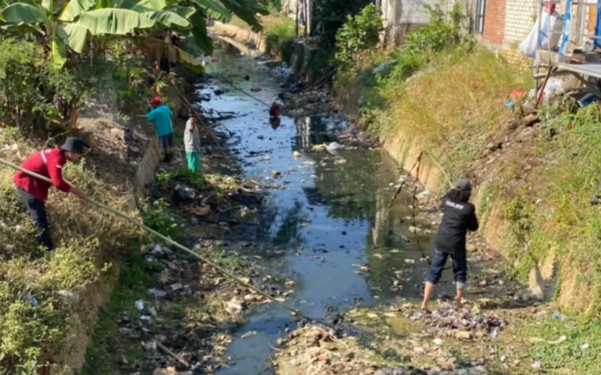 Foto Komunitas Mahasiswa Teknik Mesin UTR Cepu Blora, Peduli sampah bersama warga saat membersihkan sampai sungai di Sungai pengairan Bangilan, Kabupaten Tuban, Minggu 6 September 2026 (Foto: Ahmad Istihar/Ketik.com)