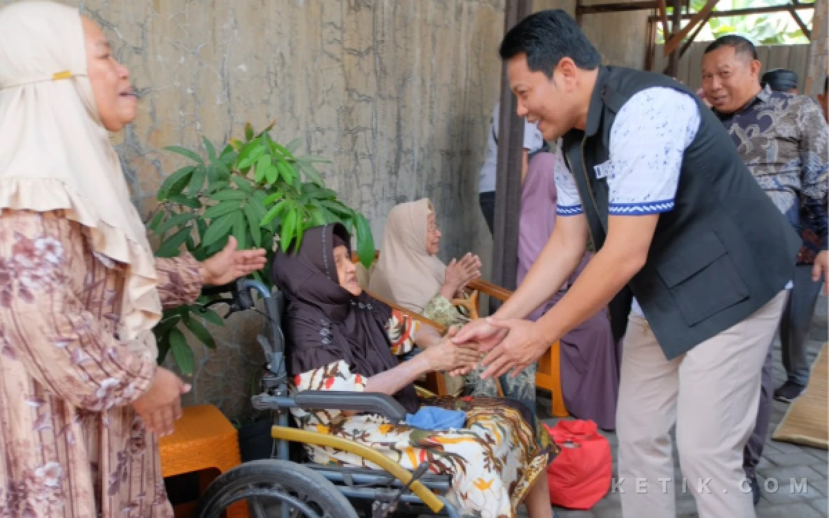 Foto Bupati Subandi mengunjungi lansia di Desa Janti, Kecamatan Waru, pada Jumat (23 Oktober 2026). (Foto: Dokumen)