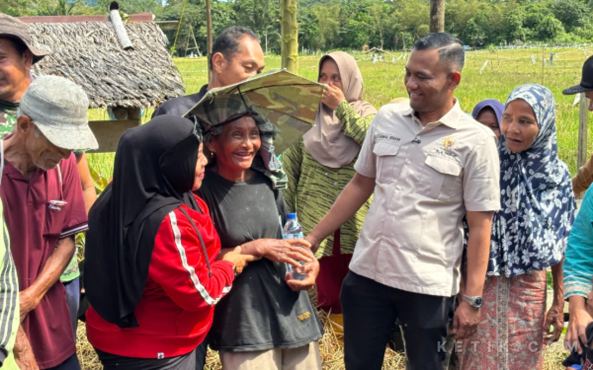 Thumbnail Berita - Air Mata Ibu-Ibu Petani Simeulue Tumpah, Jamaluddin Idham Datang Bawa Berkah
