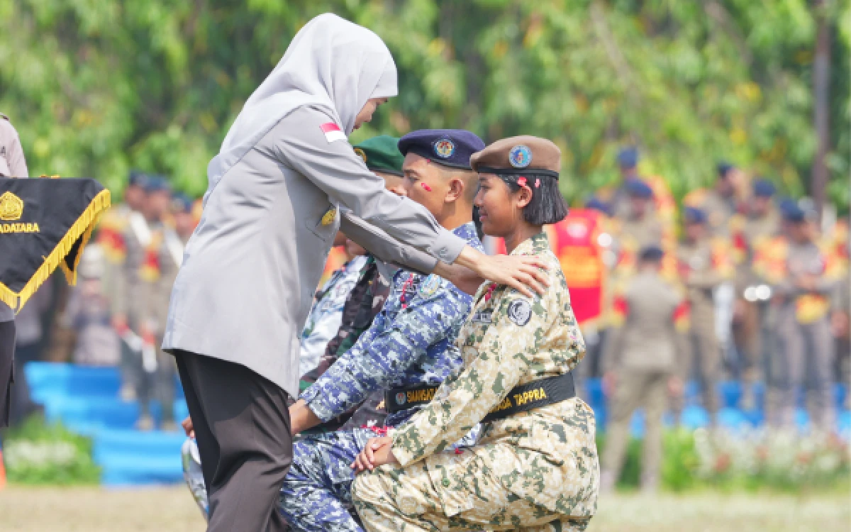 Foto Gubernur Jawa Timur Khofifah Indar Parawansa memimpin pembaretan sebanyak 1.344 taruna dan taruni dari enam SMAN Taruna Jawa Timur di Pusdik Brimob Watukosek, Pasuruan, pada Kamis, 8 Oktober 2026. (Foto: Biro Adpim Setdaprov Jatim)