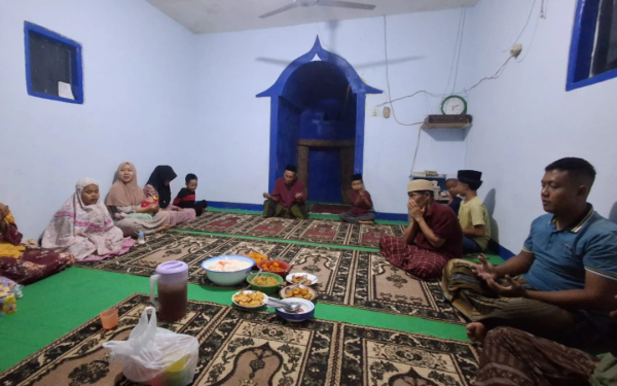 Thumbnail Berita - Satgas TMMD Ke-128 Kodim 0820/Probolinggo Ikuti Yasinan Rutin Bersama Warga di Musala Al Ikhwan Maron