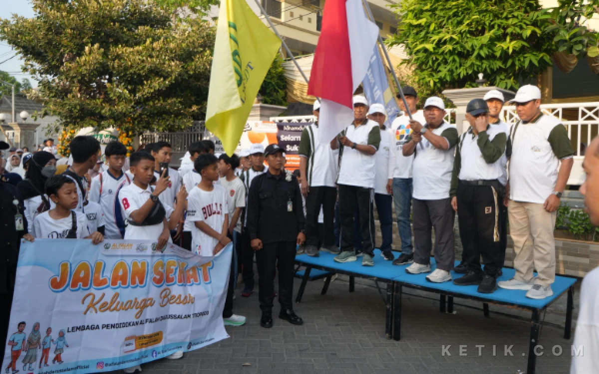 Foto Ketua pembina Yayasan Masjid Darussalam H Koespriyadi MM dan Ketua Pengurus Yayasan Masjid Darussalam H Tri Warsono SE  memberangkatkan jalan sehat Alfadar Fair 2026, pada Sabtu (17 Oktober 2026).( Foto: Anas/ Ketik.com)