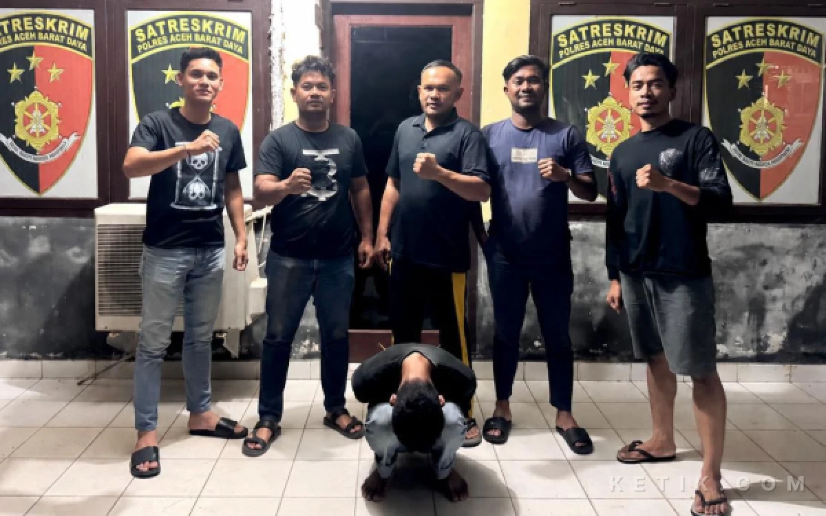 Foto Tim URC Satreskrim Polres Abdya mengamankan seorang pria berinisial MR (21) yang dijuluki "Ninja Malam" oleh warga, Kamis (27/8/2026). (Foto: T. Rahmat Ketik)