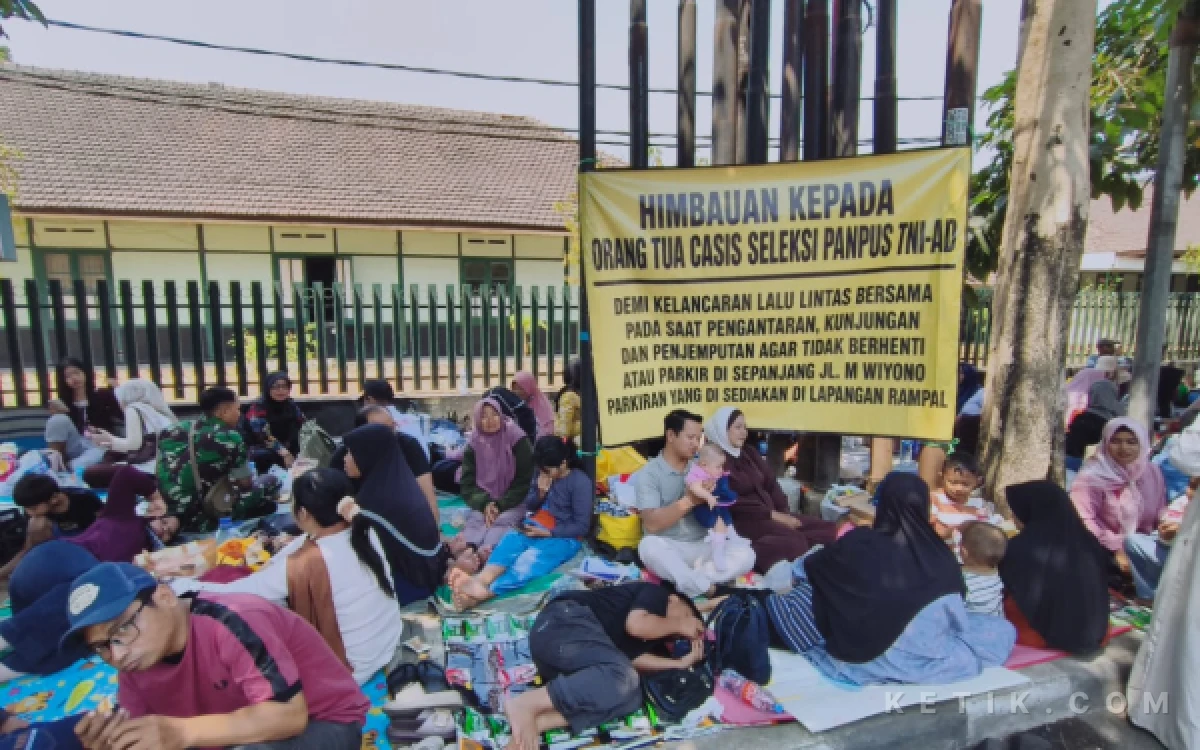 Thumbnail Berita - Keluarga Casis Cata TNI Padati Trotoar Sekitar Dodikjur  Malang, Rela Tunggu Sejak Dini Hari