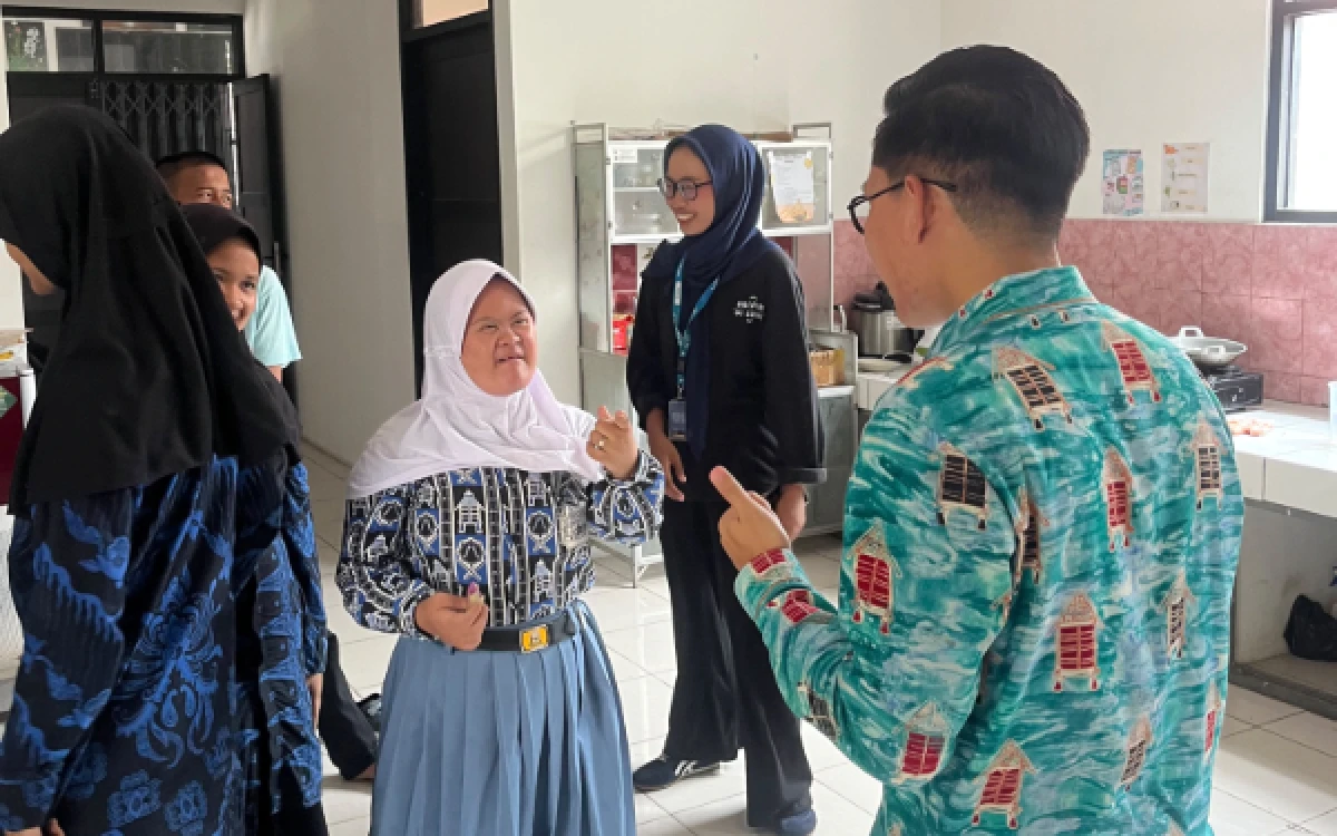 Foto Anggota DPRD Kabupaten Lebak Fraksi Golkar, Muammar Adi Prasetya (kanan), saat berbincang hangat dengan salah seorang siswi di SKH Negeri 01 Kabupaten Lebak, Banten, Rabu (21/10/2026). (Foto: Amar for Ketik.com).