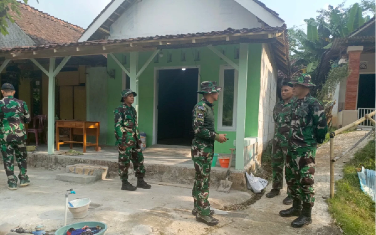 Thumbnail Berita - Penuh Haru, Dandim 0820 Probolinggo Tinjau Rumah Baru Srihayati yang Rampung 100 Persen