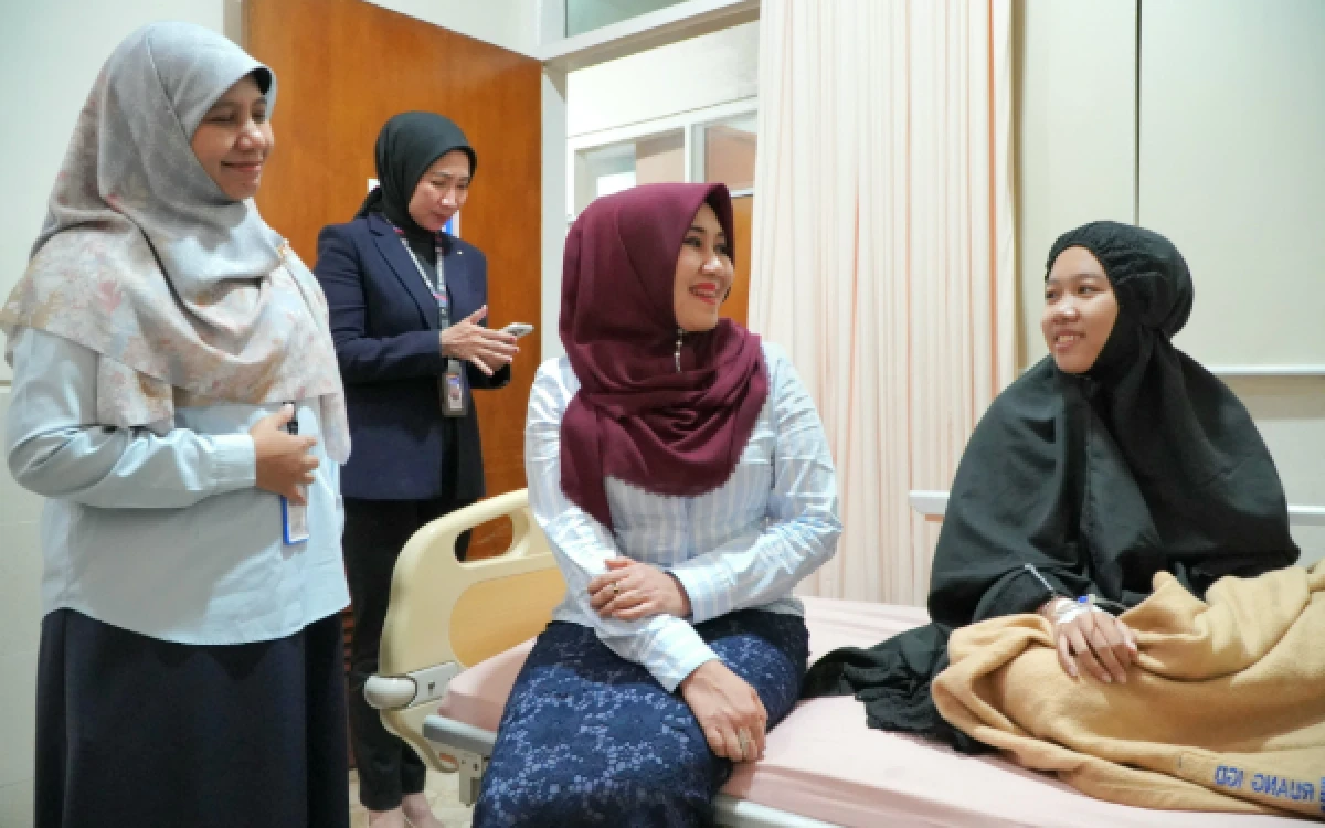 Thumbnail Berita - Ning Lia Kunjungi Korban MBG di Sidoarjo, Beri Mental Healing