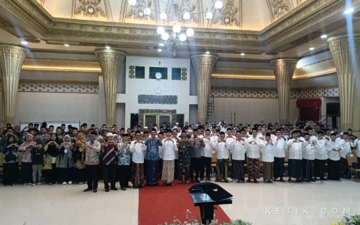 Foto Bupati Jember Gus Fawait saat berfoto bersama para pengurus dan anggota Forum Komunikasi Pondok Pesantren dan Guru Ngaji di Pendapa Wahyawibawagraha, Selasa, 16 Juni 2026. (Foto: Fadli/Ketik.com)
