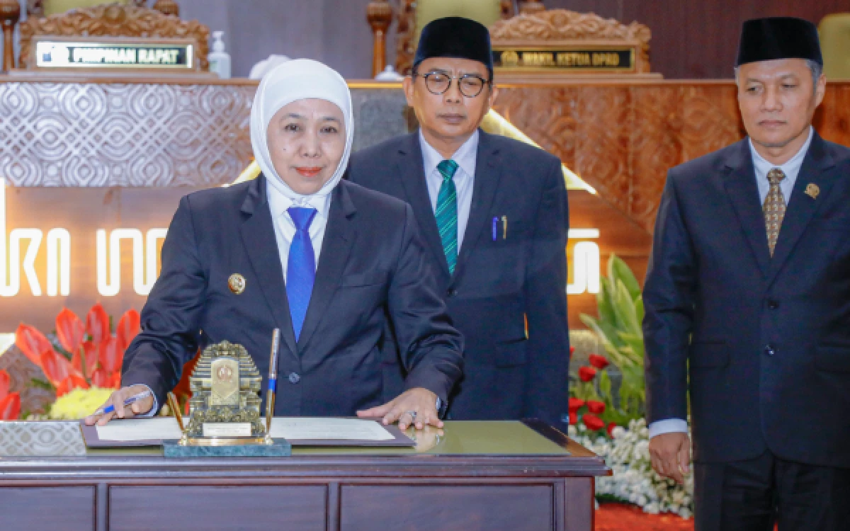 Thumbnail Berita - LKPJ Gubernur Jatim TA 2025 Diterima Seluruh Fraksi DPRD, Khofifah Tegaskan Sinergi dan Kolaborasi Jadi Kunci Wujudkan Pembangunan