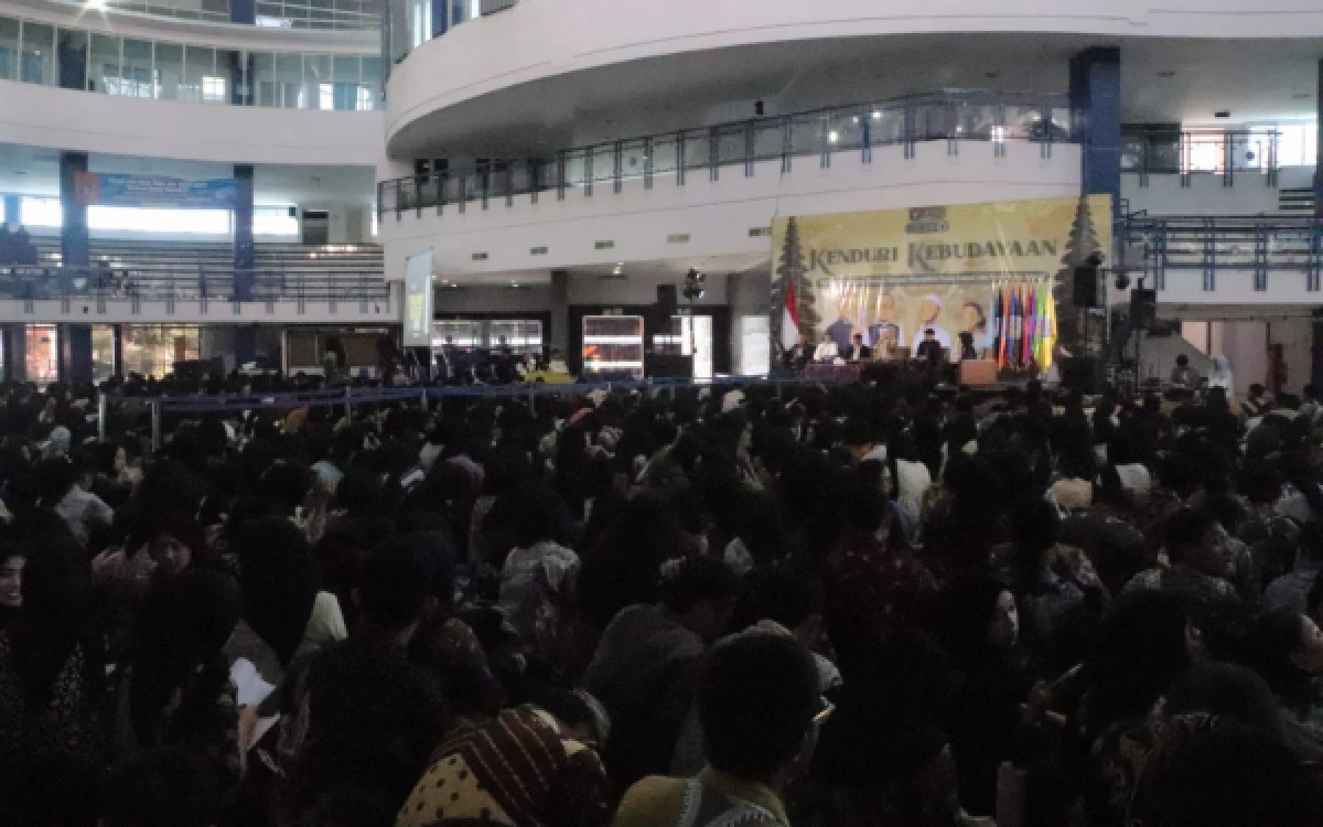 Foto Mahasiswa baru Polinema mengikuti  Kenduri Kebudayaan 2026 di Graha Politeknik Negeri Malang (Grapol), Minggu, 27 September 2026. (Foto: BEM Polinema)