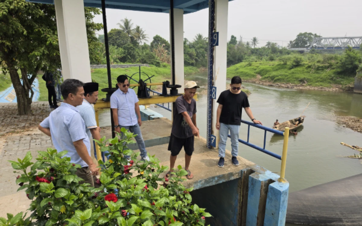 Foto Dewan Pengawas Perumdam Tirta Kalimaya Kabupaten Lebak, H. Dade Yan Apriyandi, bersama jajaran meninjau fasilitas pengelolaan air di Kecamatan Maja, Jumat (16/10/2026). (Foto: Abdul Kohar/Ketik.com)