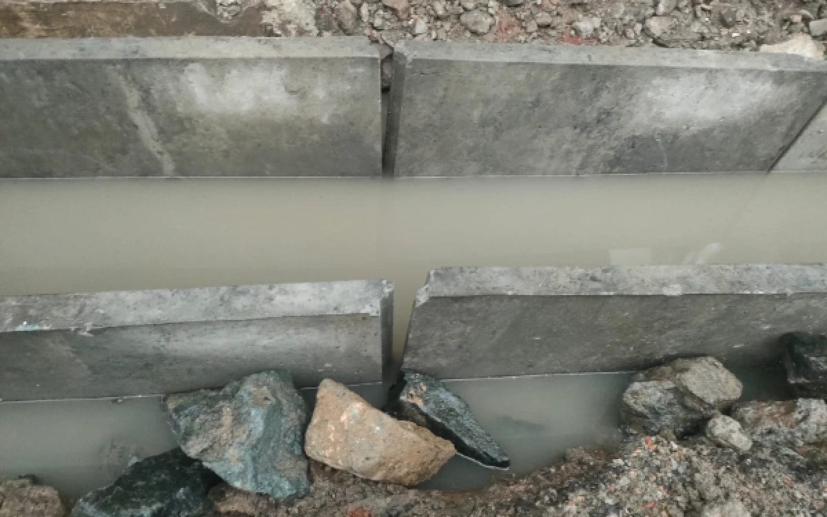 Foto Kondisi saluran U-Ditch yang telah terpasang dengan genangan air di dalamnya. Terlihat bagian sambungan antarbeton dan kondisi struktur di sekitarnya yang perlu mendapat pemeriksaan teknis lebih lanjut sebelum pekerjaan dilanjutkan ke tahap berikutnya. (Foto: Abdul Kohar/Ketik.com).