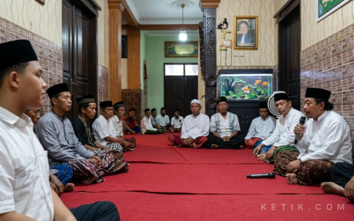 Thumbnail Berita - Tangis Haru Pecah! Pamit Berangkat Haji, Kades Jarakan di Tulungagung Minta Maaf ke Seluruh Warga