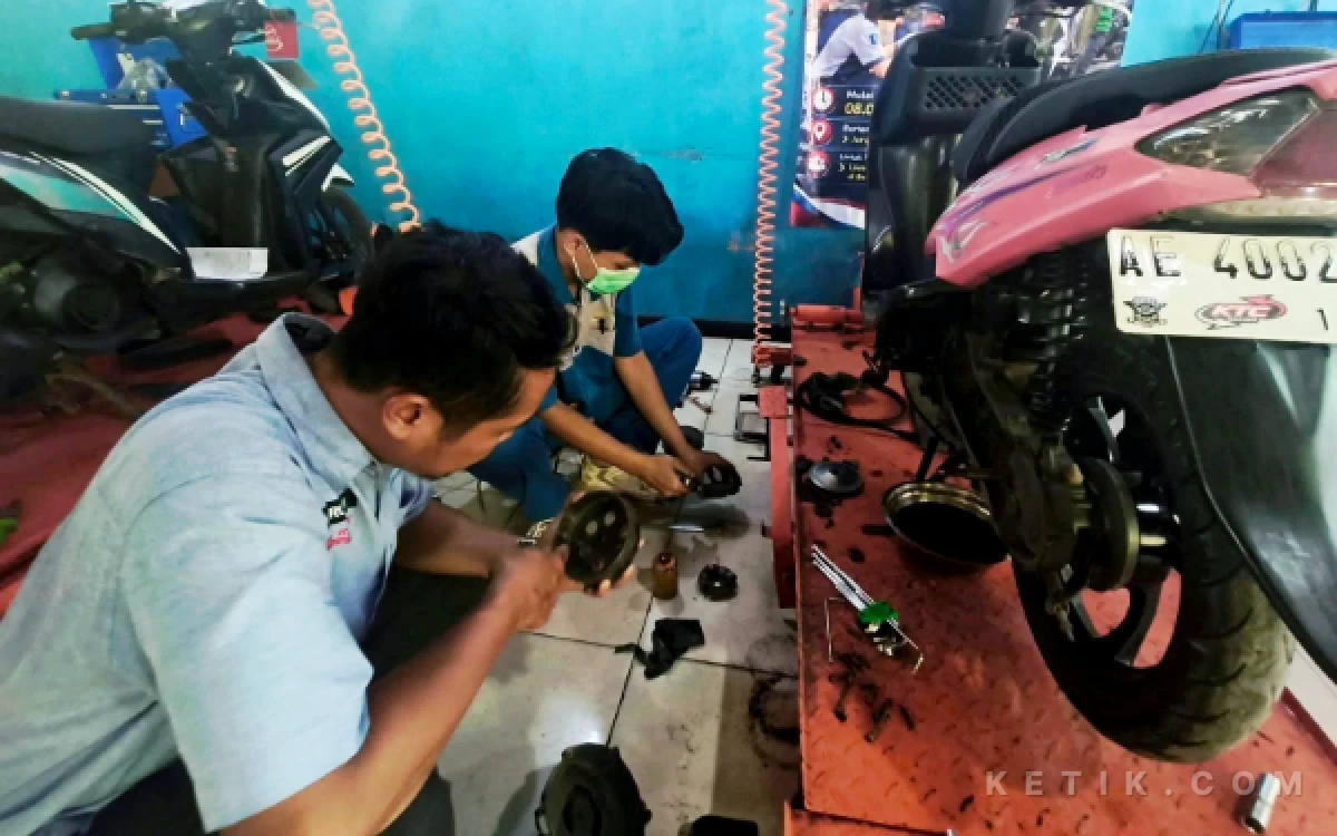 Foto Siswa Jurusan Teknik Sepeda Motor (TSM) SMKN 3 Pacitan menangani sepeda motor milik masyarakat dalam program servis gratis dalam rangka memperingati Hari Jadi ke-81 Provinsi Jawa Timur di Bengkel TSM SMKN 3 Pacitan, Kamis, 8 Oktober 2026.