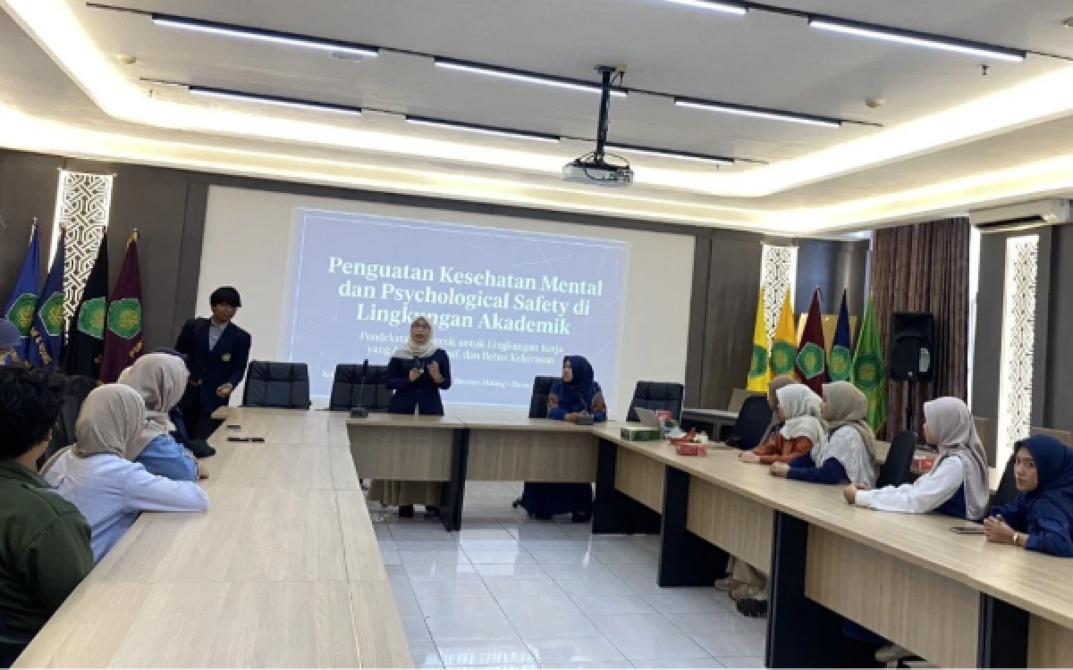 Foto Ulifa Rahma, S.Psi., M.Psi., Psikolog, membahas perspektif psikologis dalam pencegahan dan pendampingan korban kekerasan pada acara peningkatan kapasitas  Satuan Tugas Pencegahan dan Penanganan Kekerasan di Perguruan Tinggi se-Malang Raya, Kamis. 15 Oktober 2026. (Foto: Fakultas Syariah UIN Malang)