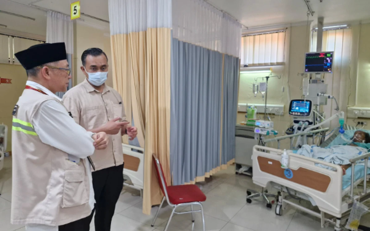 Thumbnail Berita - Kakanwil Kemenag Jatim Jenguk Jemaah Haji yang Sakit, Pastikan Layanan Kesehatan Optimal