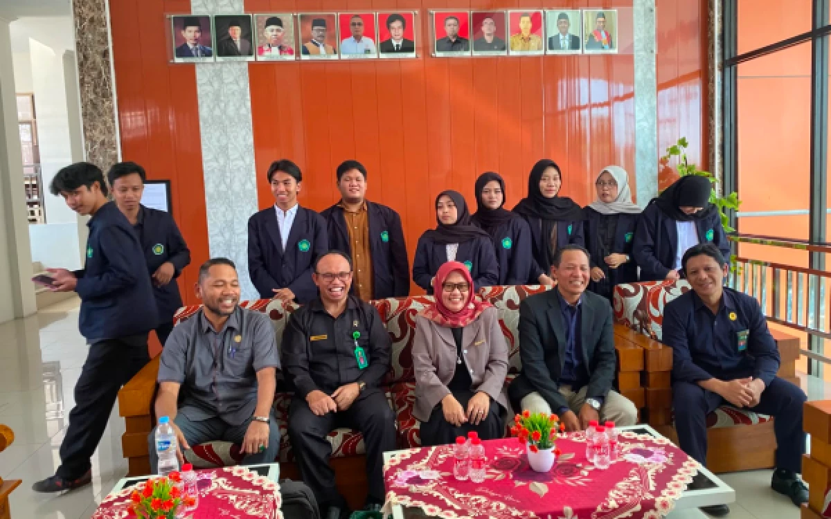 Foto Ketua PN Blitar, Derman Parluanggun Nababan, S.H., M.H., dan Dekan Fakultas Syariah UIN Malang,  Prof. Dr. Hj. Umi Sumbulah, M.Ag., berfoto bersama mahasiswa PKL di PN Blitar, Rabu, 1 Juli 2026. (Foto: Fakultas Syariah UIN Malang)