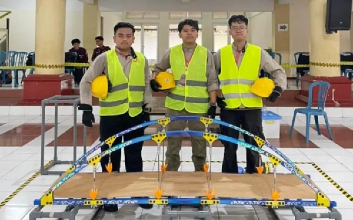 Foto Proses perakitan jembatan oleh tim UM yang berhasil diselesaikan dalam waktu 52 menit, menjadi yang tercepat dalam kompetisi tingkat nasional tersebut.