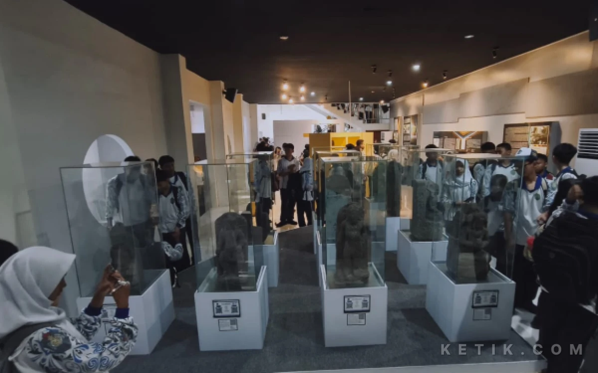 Foto Para siswa SMPN 3 Kota Malang sedang melihat-lihat artefak koleksi Museum Mpu Purwa Malang, Selasa, 13  Oktober 2026. (Foto: Dendy/Ketik.com)