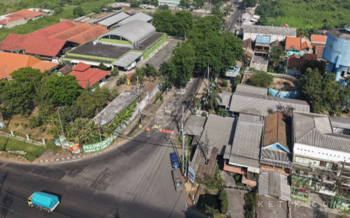 Foto Lokasi proyek betonisasi ruas Jalan RPH Krian hingga Kemangsen (Balai Desa), Kecamatan Krian, Sidoarjo. (Foto: Marta/Kominfo Sidoarjo)