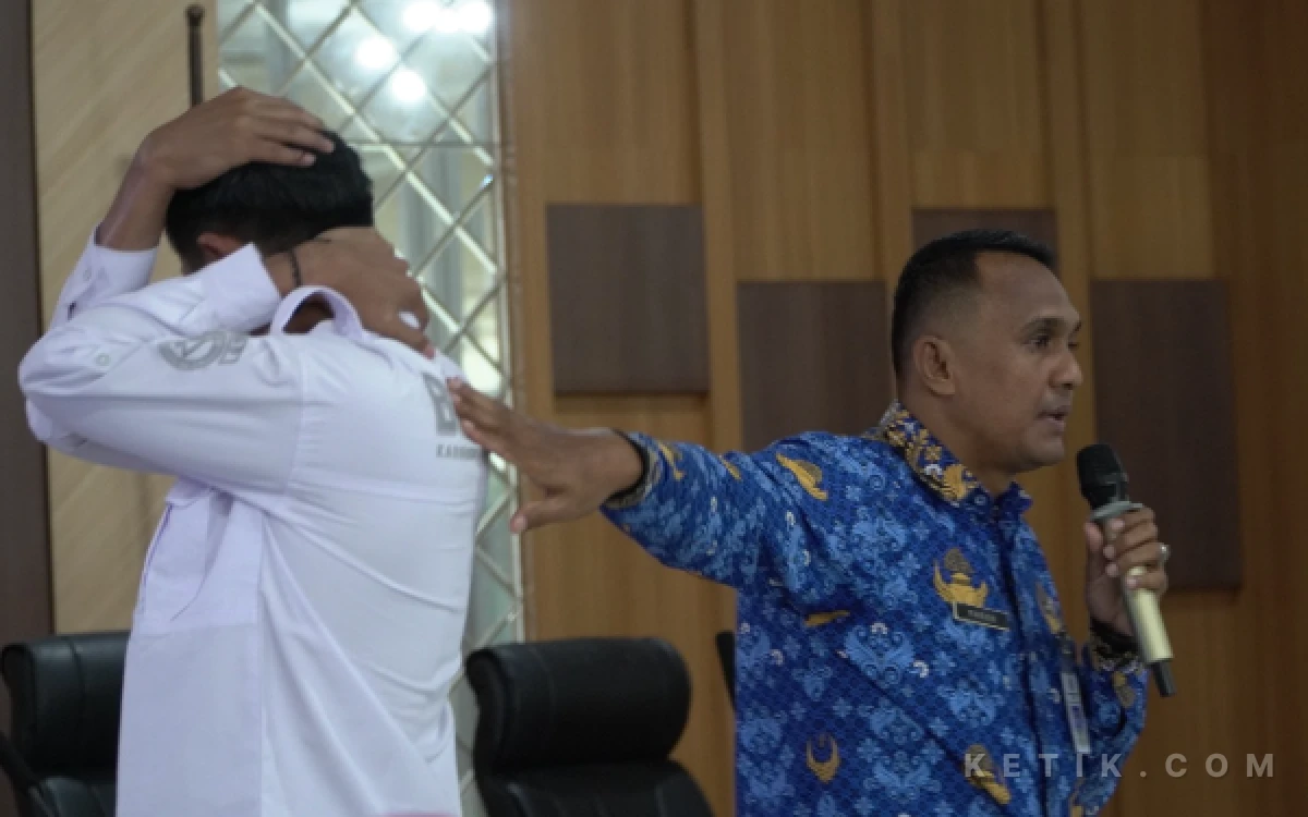 Foto Narasumber yang juga Kepala Bidang Pencegahan dan Kesiapsiagaan BPBD Pacitan, Yagus Triarso, memberikan materi praktik tanggap darurat kepada peserta In House Training (IHT) kesiapsiagaan bencana di RSUD dr Darsono Pacitan. Pelatihan yang diikuti 690 peserta tersebut bertujuan meningkatkan kemampuan karyawan dalam merespons gempa bumi, tsunami, dan kebakaran secara cepat dan tepat, Kamis, 18 Juni 2026.