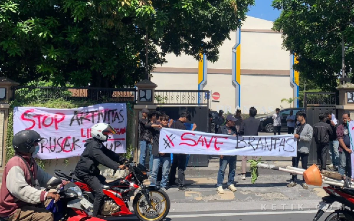 Foto Mahasiswa yang tergabung dalam Aliansi Organisasi Mahasiswa Peduli Lingkungan Blitar–Tulungagung membentangkan banner bertuliskan 'Stop Tambang Ilegal' di depan Kantor BBWS Brantas Surabaya, Kamis, 7 Mei 2026. Aksi simbolik tersebut dilakukan sebagai bentuk protes atas dugaan kerusakan Sungai Brantas akibat aktivitas tambang ilegal di wilayah Blitar dan Tulungagung.