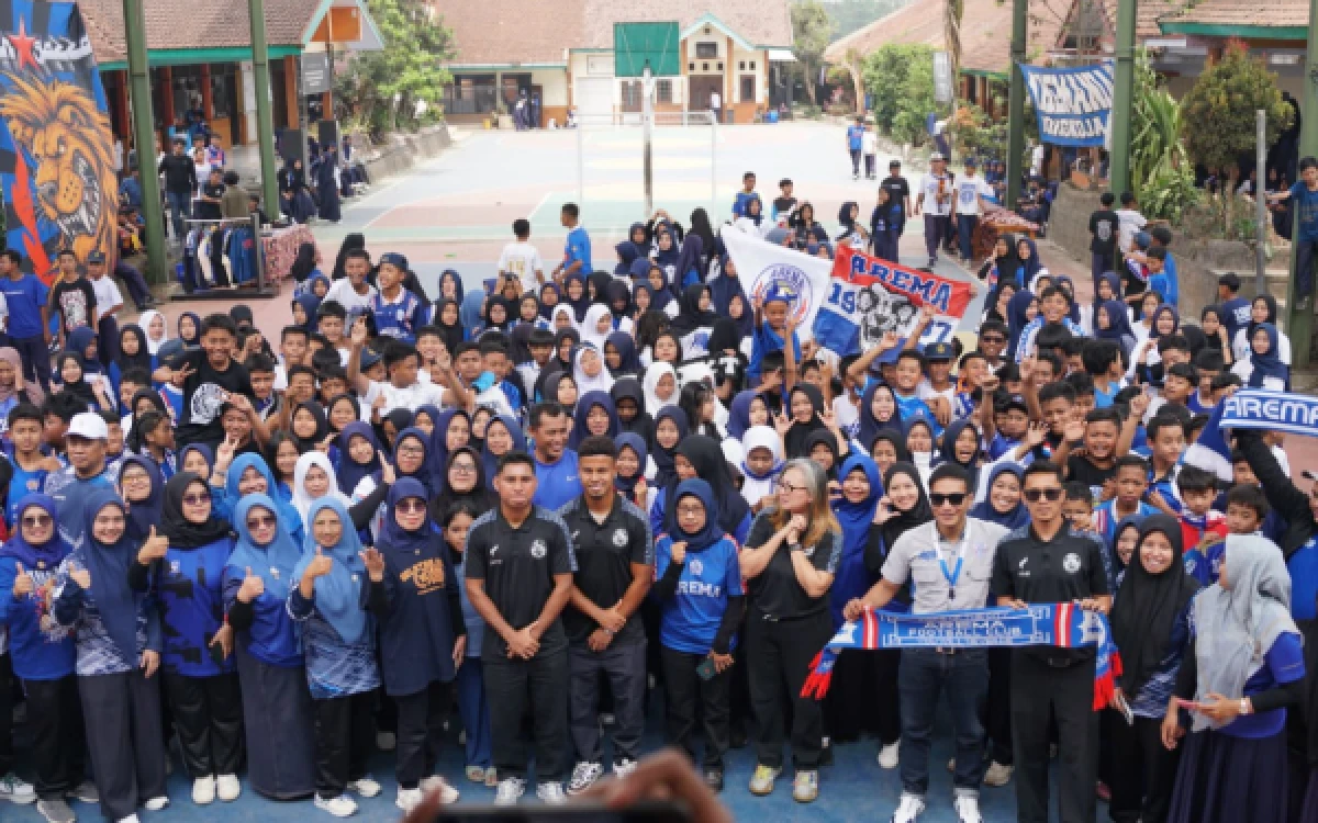 Thumbnail Berita - Bintang Muda Arema FC Salim Tuharea Ajak Pelajar SMPN 1 Tutur Pasuruan Tak Takut Bermimpi