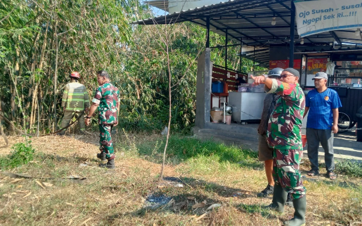 Foto Babinsa Cemorokandang, Peltu Agustiono bersinergi dengan warga dan petugas Damkar memadamkan kebakaran lahan di Jalan Halim Perdanakusuma, Cemorokandang, Kota Malang, Sabtu, 26 September 2026. (Foto: Babinsa Cemorokandang)