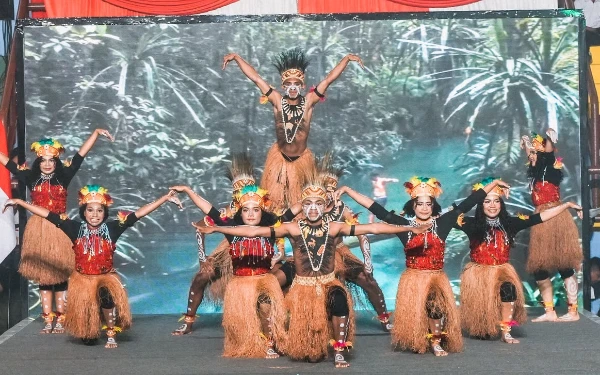 Foto Penampilan para siswa Sekolah Rakyat dalam peringatan satu tahun penyelenggaraan program Sekolah Rakyat di GOR Sudiang, Makassar, Sulawesi Selatan, Rabu, 28 Oktober 2026. (Foto: Humas Pemprov Sulsel)