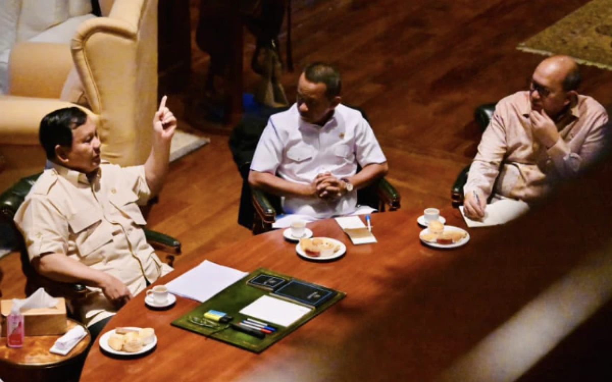 Thumbnail Berita - Prabowo Panggil Menteri Rosan dan Bahlil ke Hambalang, Bahas Pembubaran 700 BUMN