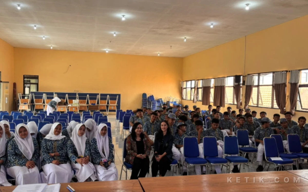 Foto Tim Pengmas FISIP UB saat edukasi bersama para siswa SMKN 1 Tutur Pasuruan. (Foto: Dok. Ketik.com)