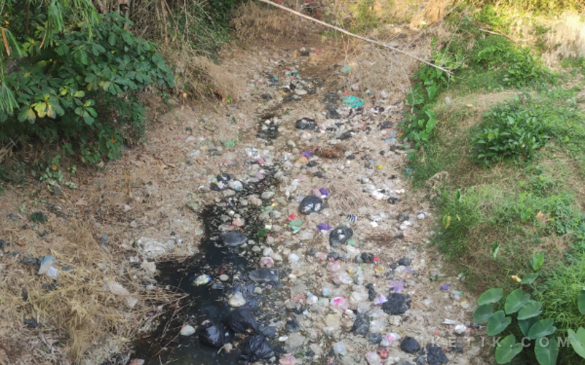 Foto Salah satu sudut pandang sungai Bangilan tercemari sampah rumah tangga di Bangilan, Kabupaten Tuban, Minggu 6 September 2026 (Foto: Ahmad Istihar/Ketik.com)