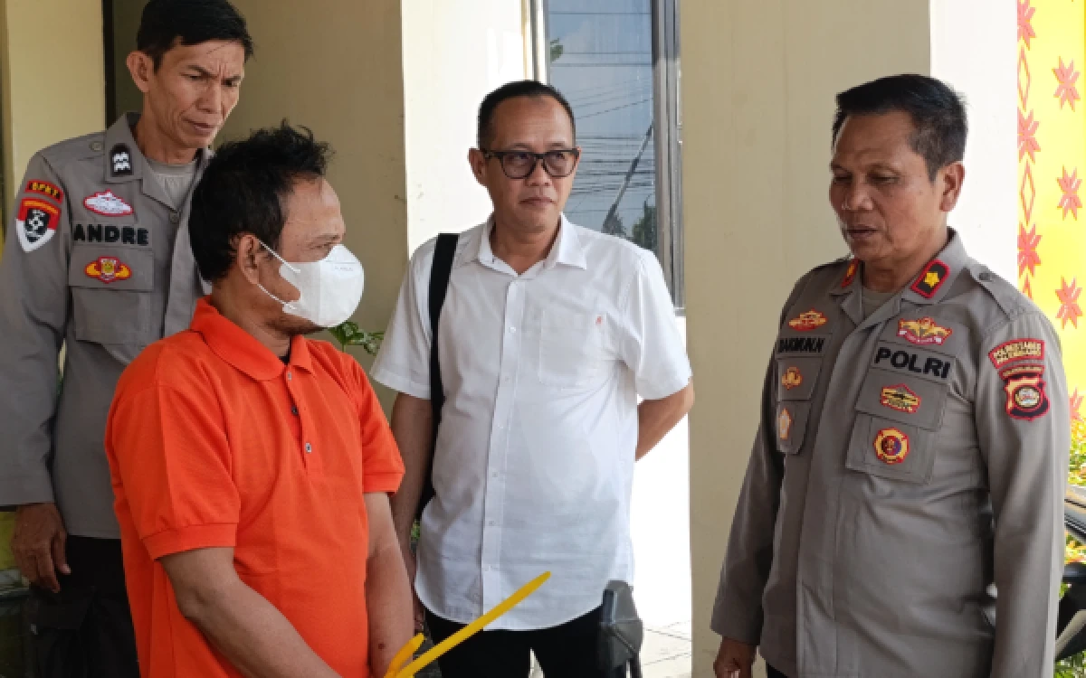 Foto Kapolsek Sako, Kompol Makmun bersama tersangka pencurian motor, di wilayah Sako, Kamis 6 Agustus 2026. (Foto : Yola/Ketik.com)