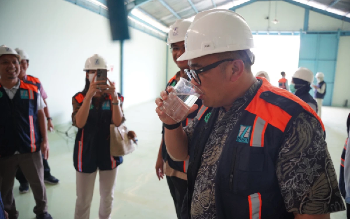 Foto Direktur Utama PT Danareksa (Persero) Yadi Jaya Ruchandi sedang mencicipi air hasil daur ulang di fasilitas wastewater treatment plant (WWTP) milik PT Surabaya Industrial Estate Rungkut (SIER) saat kunjungan kerja di Surabaya, 4 Mei 2026. (Foto: Humas PT Sier)
